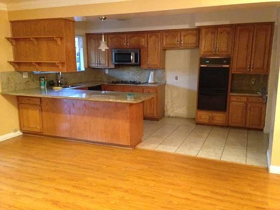 4th image of 7830 Allott Ave