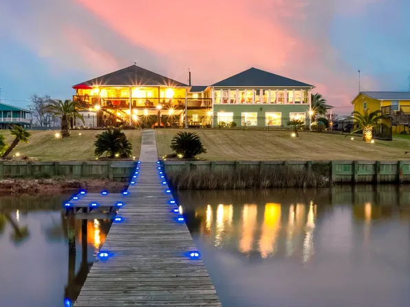 792 W Bayshore Dr, Palacios, TX 77465