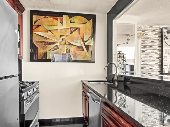 330 East 38th Street image 2 of 14