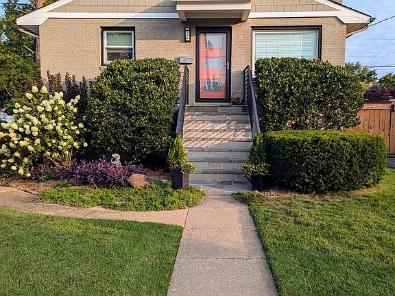 3rd image of 609 Woodford St