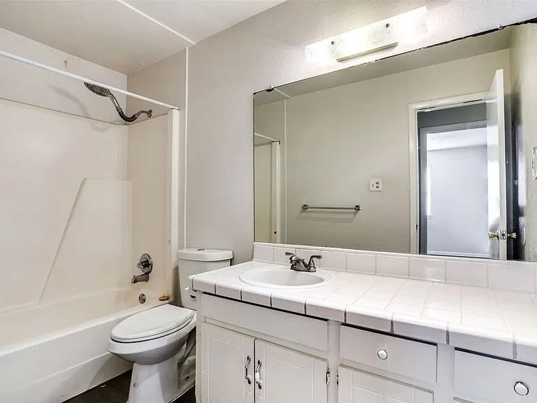 105 Peach St #A — Photo 10