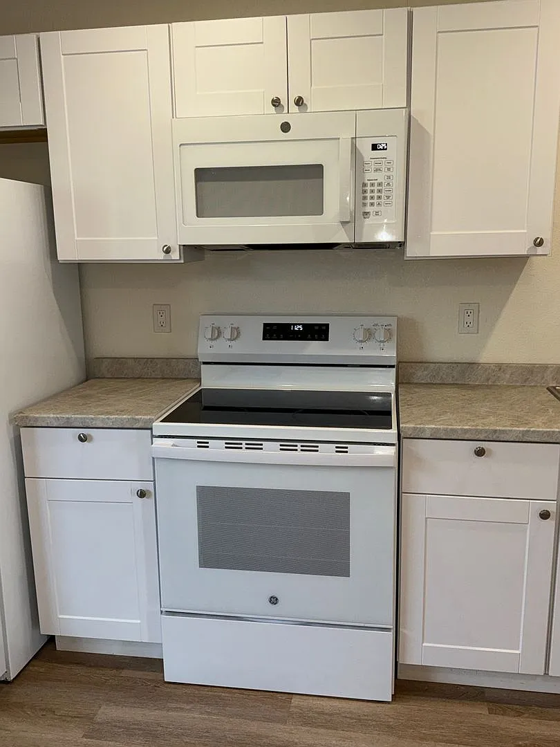 2 Bed / 1 Bath Apartment in Town Fully Remodeled — Photo 4