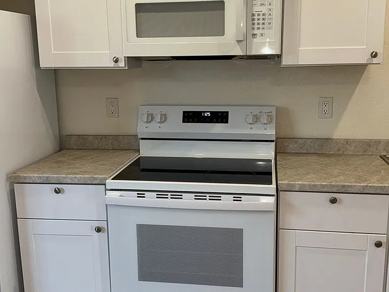 2 Bed / 1 Bath Apartment in Town Fully Remodeled — Photo 4