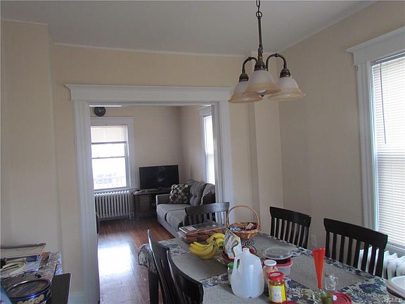 5th image of 130 Fairview Ave