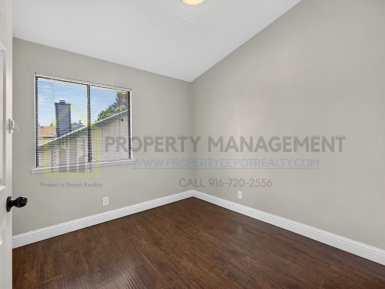 8779 Brittany Park Dr — Photo 36