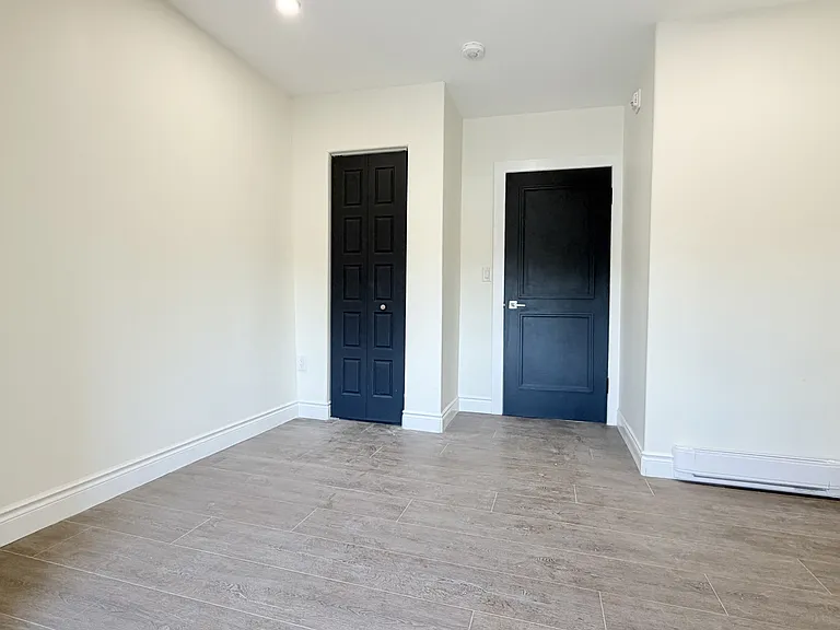 691 Ouellette Ave #8 — Photo 8