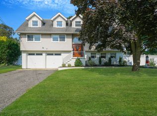 21 Nancy Dr, Sayville, NY 11782
