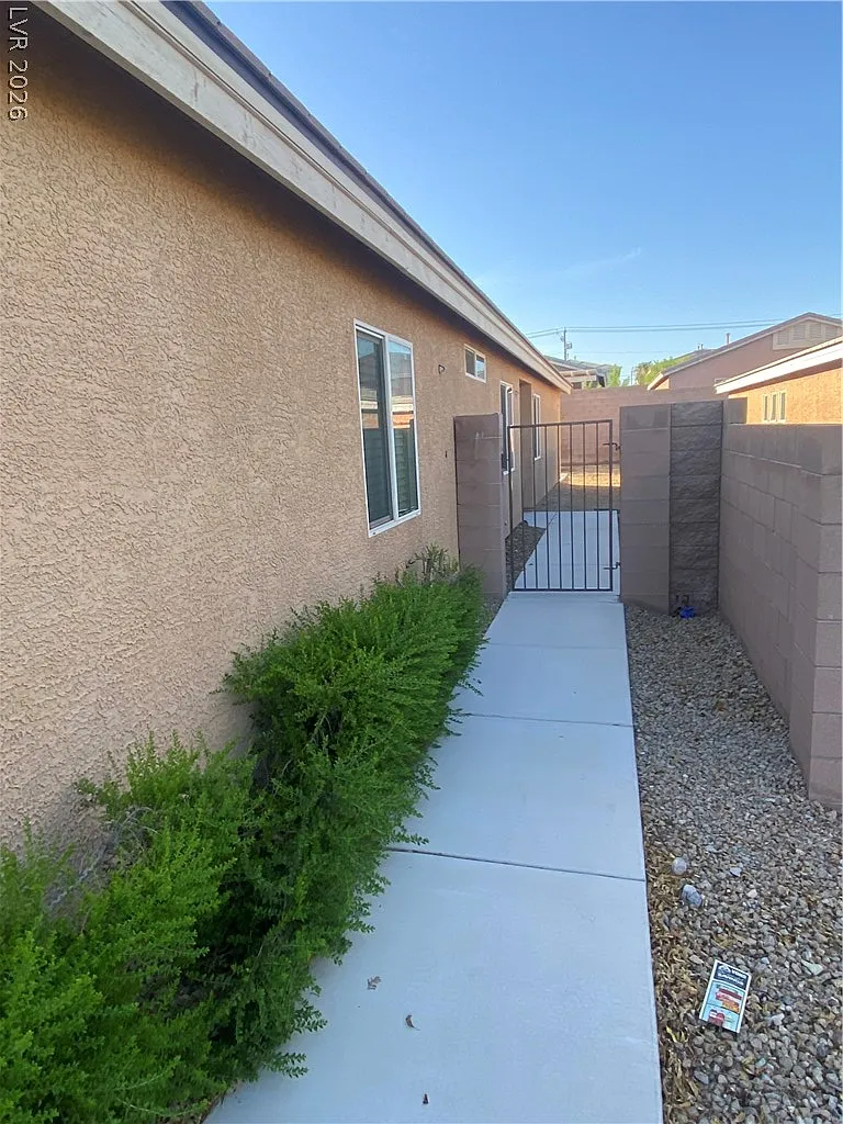 3 bed, 2.5 bath, 2312 sqft, $2,395 — Photo 4