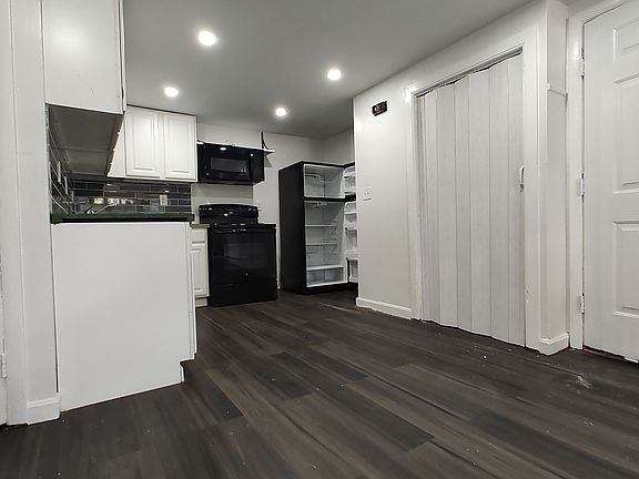 2nd image of 425 W Elm St APT 1