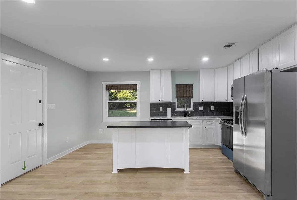 2 bed, 1.0 bath, 816 sqft, $1,450 — Photo 2