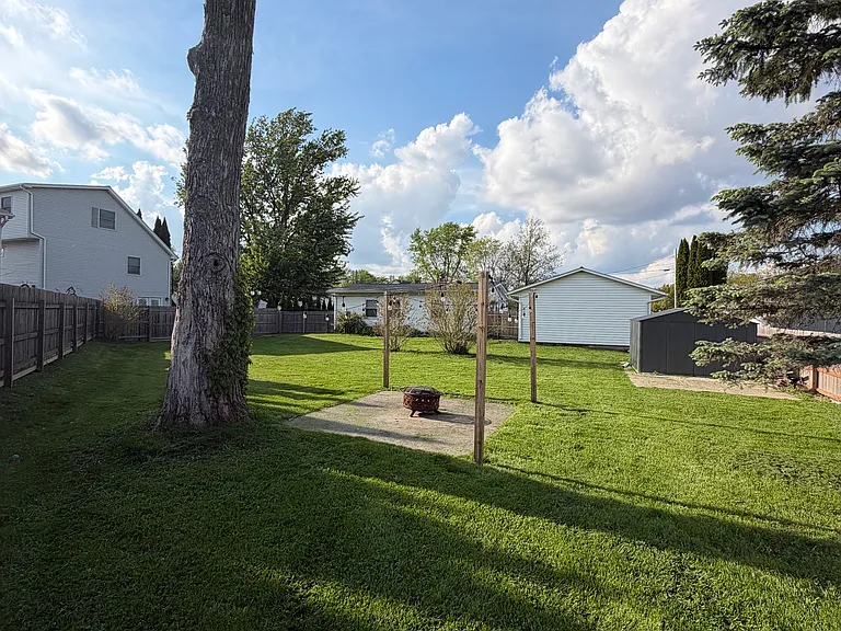 402 Roseberry St — Photo 3