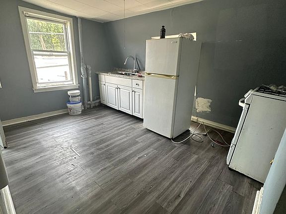 4th image of 257 1st St