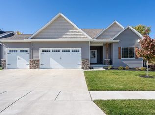 4810 Willow Cir, Davenport, IA 52806