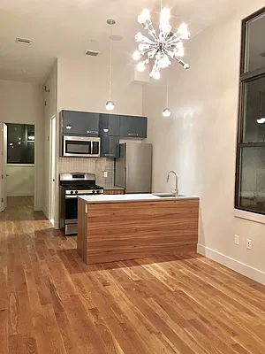 Rented by Manhattan Management LLC | media 84