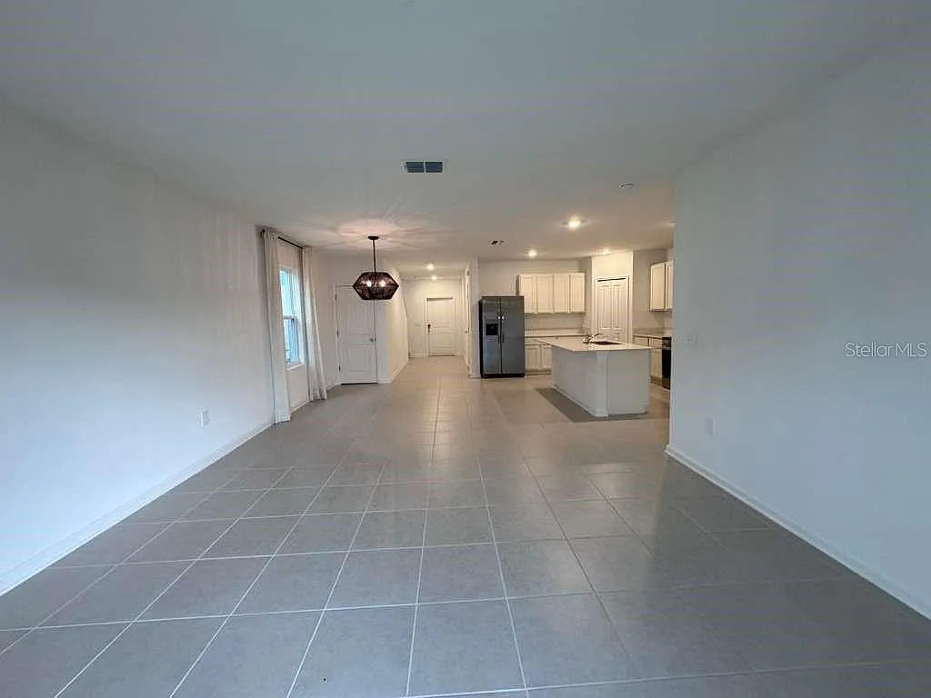6 bed, 3.0 bath, 2458 sqft, $3,200 — Photo 3