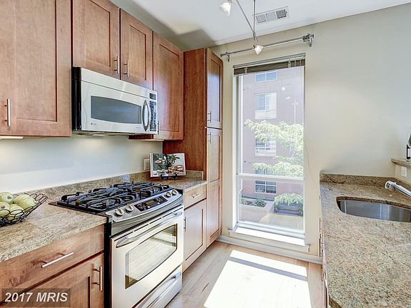 3rd image of 2200 N Westmoreland St Unit 317