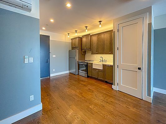 2nd image of 61 Metropolitan Ave #517