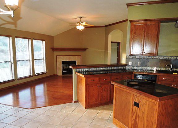 2nd image of 725 Oak Creek Dr