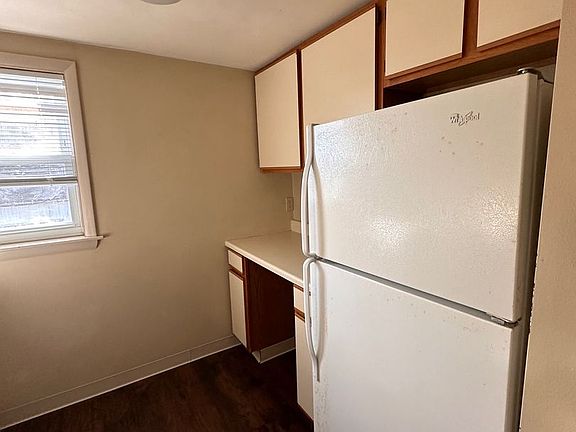 3rd image of 124 E Main St APT 3