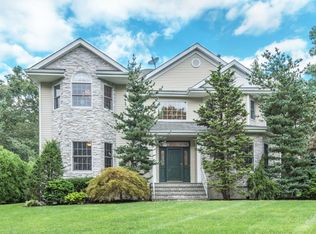 62 Bayberry Ln, Smithtown, NY 11787