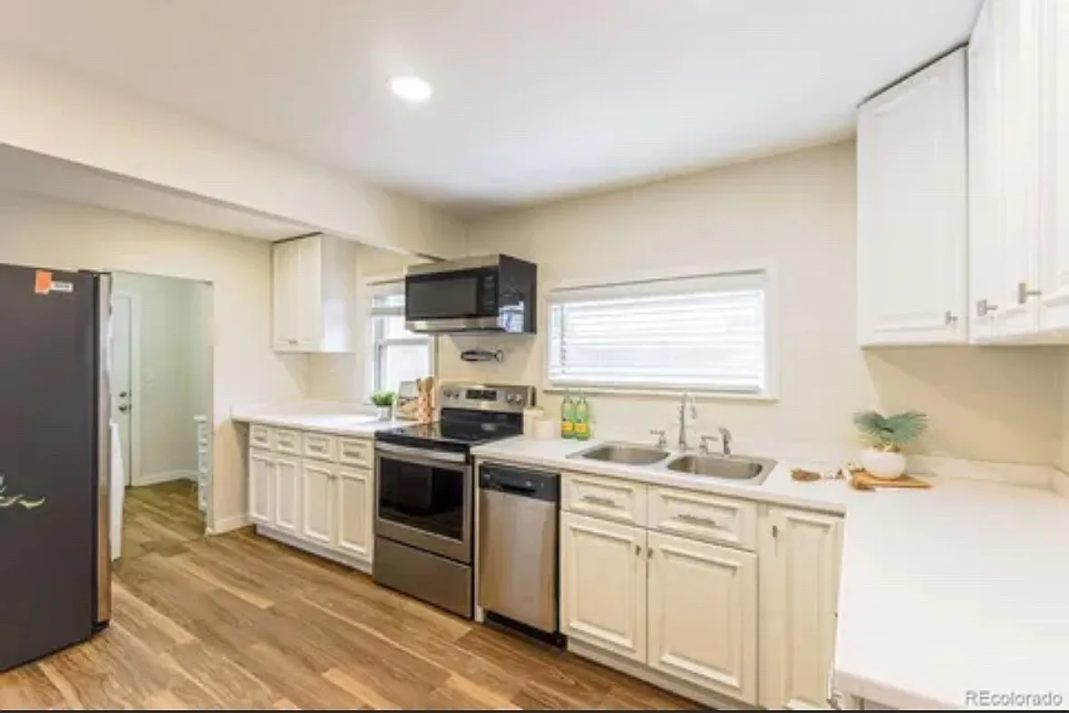 2084 Elmira St — Photo 4