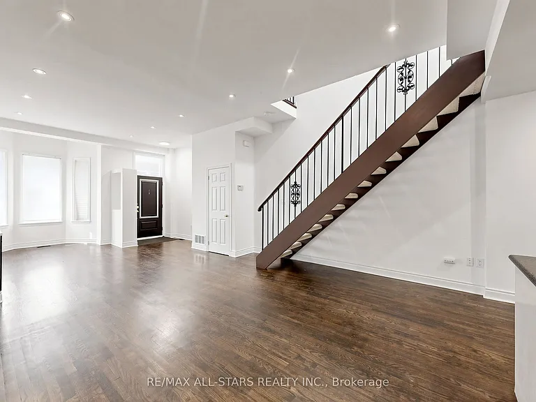 68 Macpherson Ave — Photo 6