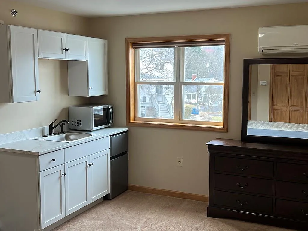 1 bed, 1.0 bath, 292 sqft, $1,050 — Photo 2