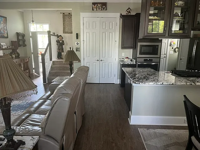 3 bed, 2.5 bath, 1824 sqft, $2,800 — Photo 4
