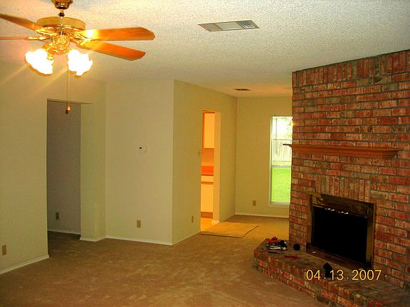 A charming fireplace to enjoy with your family and friends!