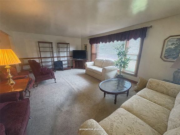 3rd image of 2 Meadow Dr