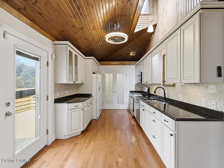 1290 Everett Ave — Photo 6