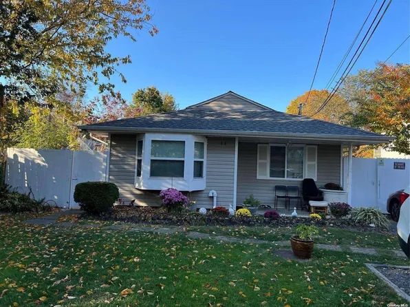 11 Grove Street, Brentwood, NY 11717