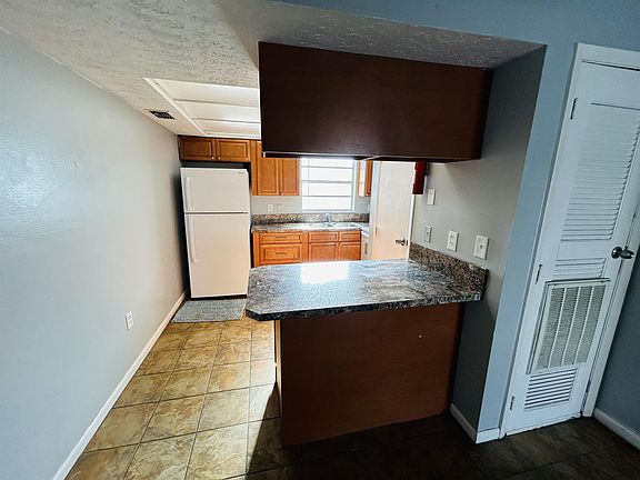 5th image of 1412 Herschell St