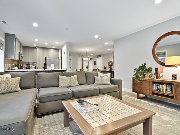 4th image of 1375 Woodside Ave #101