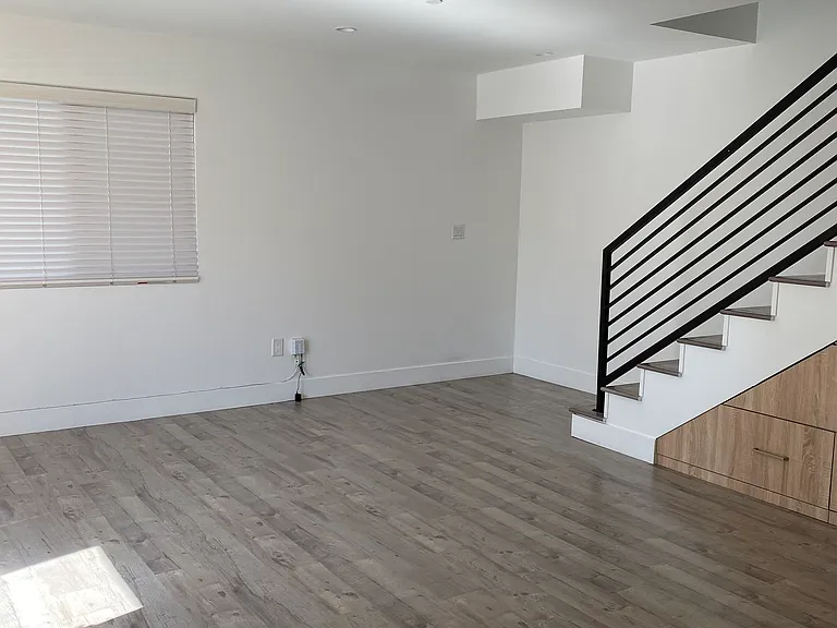 2300 Carmona Ave — Photo 12