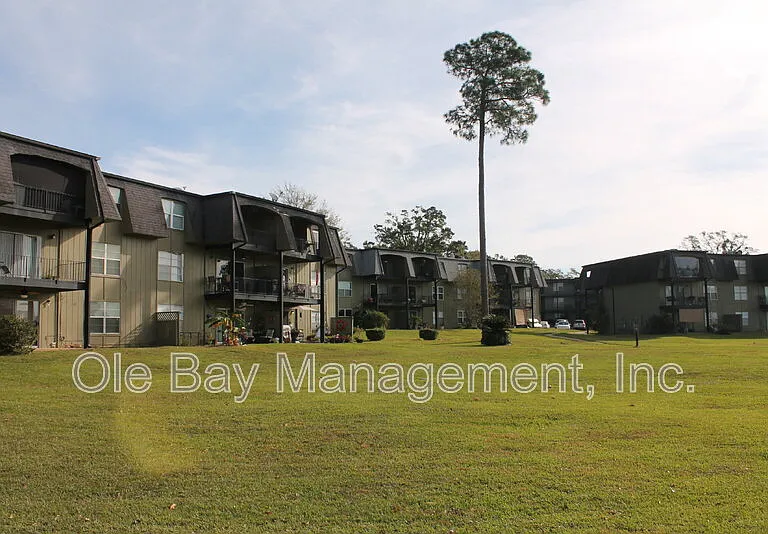 233 Riverbend Dr — Photo 1