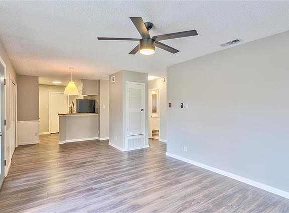 4th image of 11301 Oakwood Dr