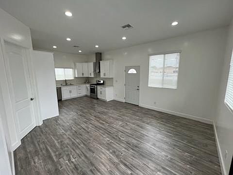 4th image of 13315 Arminta St