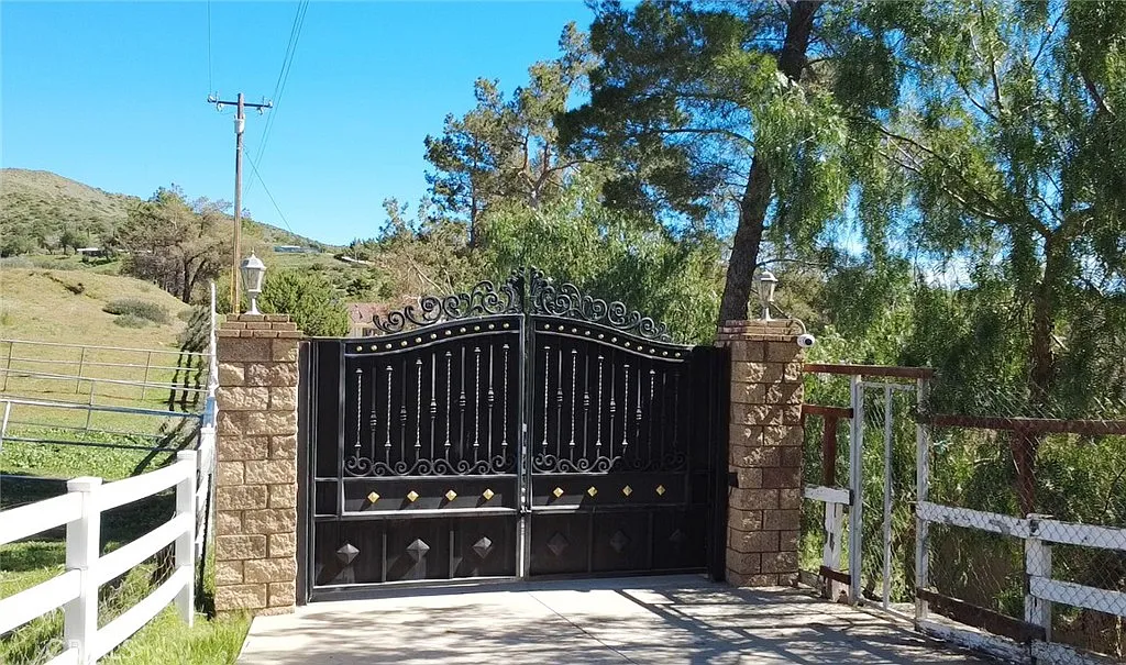 4 bed, 2362 sqft, $5,000 — Photo 1