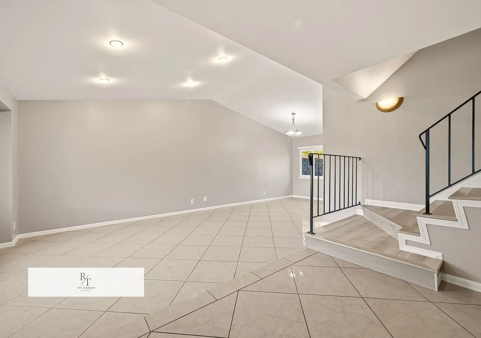 Beautiful Remodeled 4-Bedroom Home in a Golf Course Community! — Photo 3