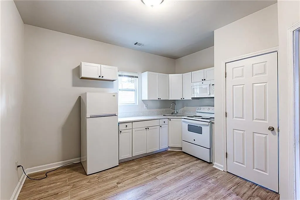 1 bed, 1.0 bath, 2350 sqft, $995 — Photo 3