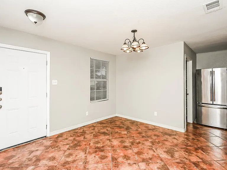 517 Creekbend St — Photo 6