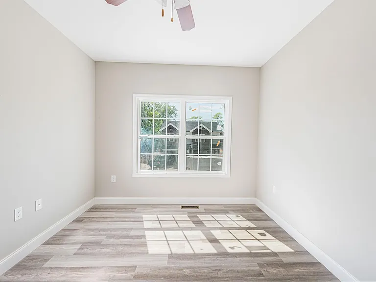 1011 Campbell Ln — Photo 13