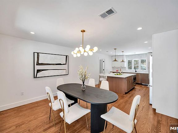 4th image of 368 Knickerbocker Rd