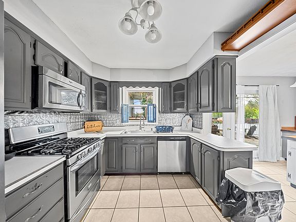 5th image of 2325 Smith St