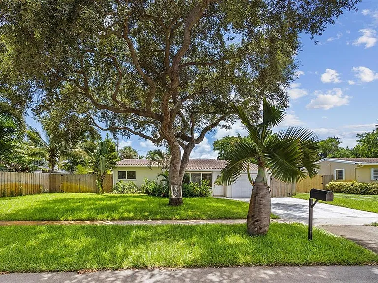 2440 SW 16th St — Photo 2