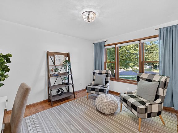3rd image of 211 N Heatherstone Dr
