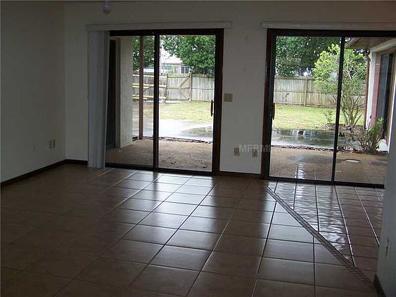 5th image of 989 W Embassy Dr