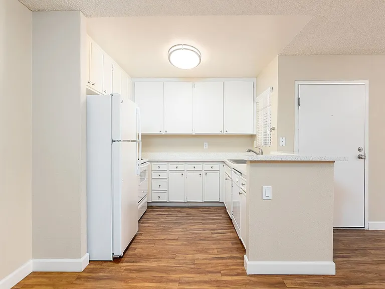 Willow Creek Apartments — Photo 3