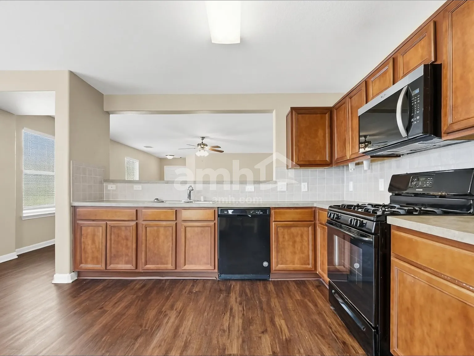 3 bed, 2.0 bath, 1479 sqft, $1,800 — Photo 3
